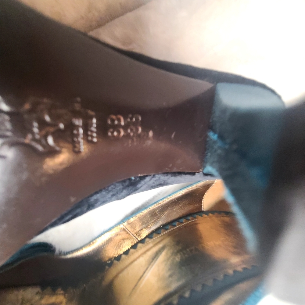 Vintage BCBGeneration Blue Heels with Elegant Design - Picture 8 of 8